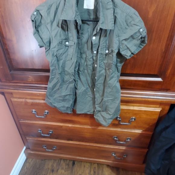 3 button up blouses - Picture 8 of 8